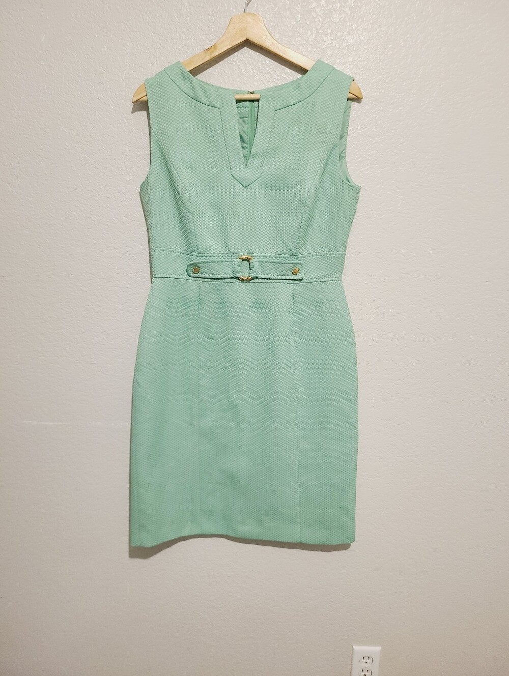 Tahari A.S.L Mint Green Textured  Sleeveles Sheath Dress Size 8 V Neck